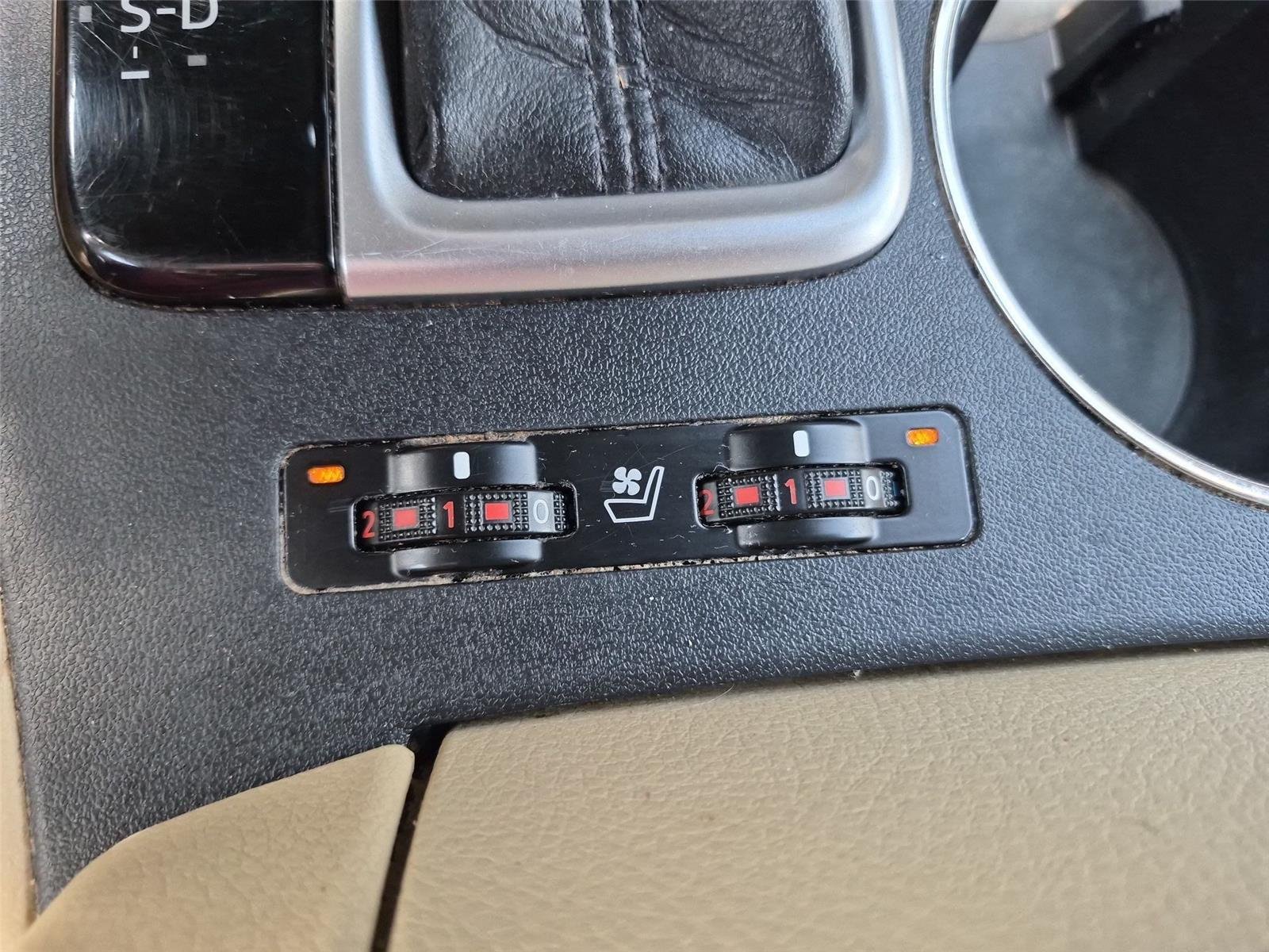 Used 2016  Toyota Limited image 28