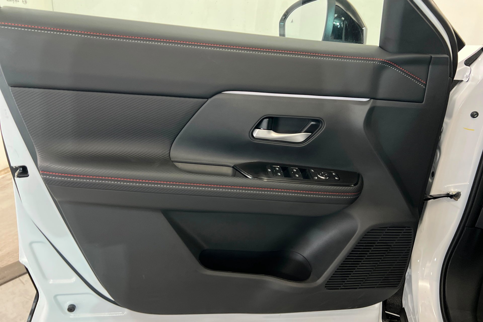 New 2026 Aspen White TriCoat / Super Black Two-tone Nissan SR image 15