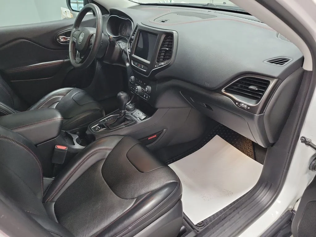 Used 2022 White Jeep Trailhawk image 22