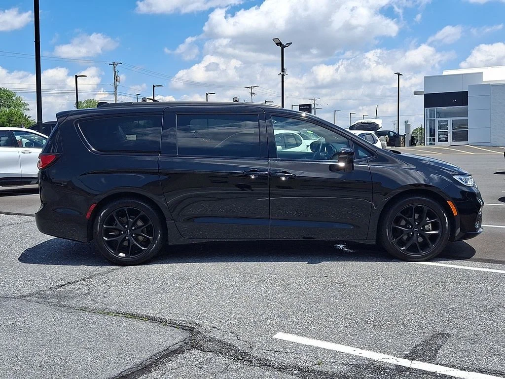 Used 2025 Black Chrysler Limited image 7