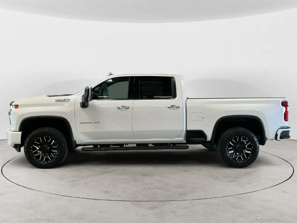 Used 2022 Iridescent Pearl Tricoat Chevrolet High Country image 12