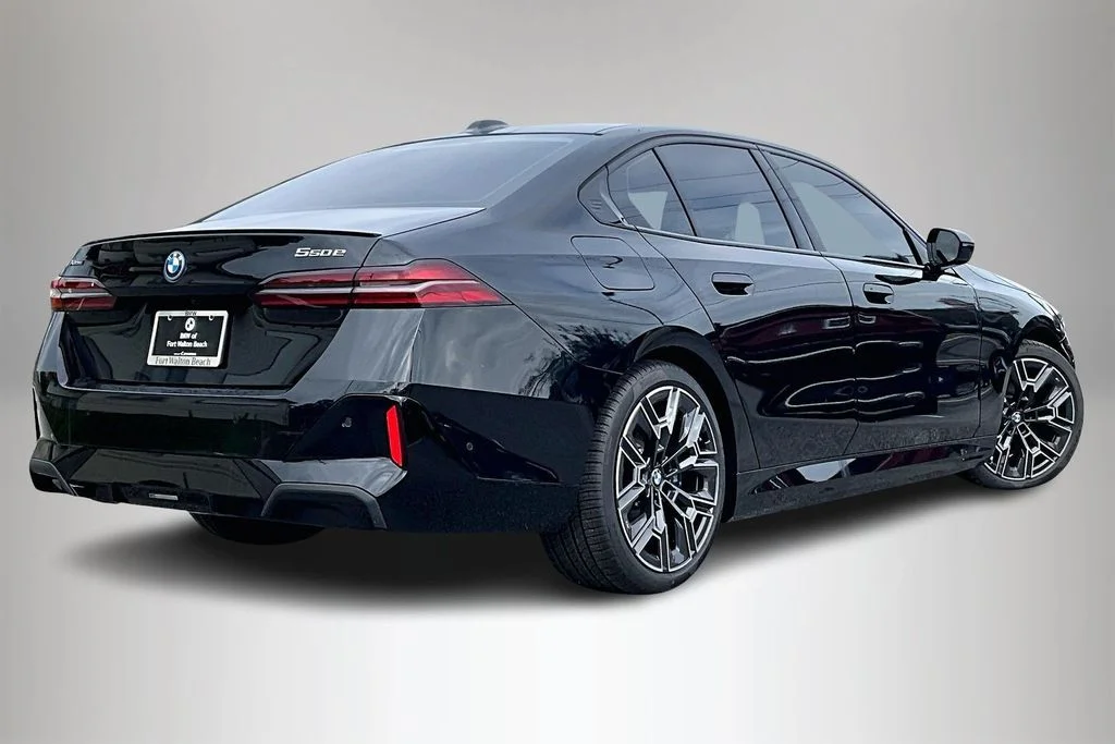 2026 BMW 5 Series 550e - Photo 21