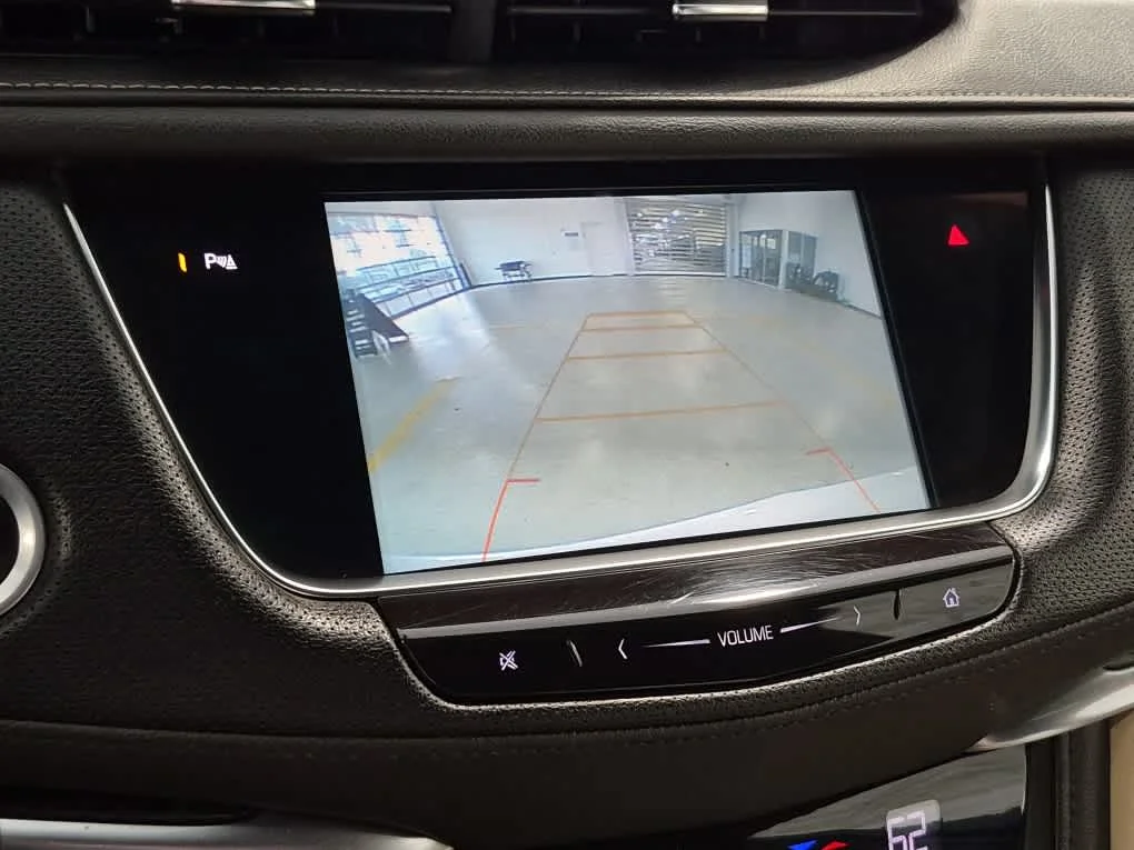 Used 2018 Crystal White Tricoat Cadillac FWD image 14