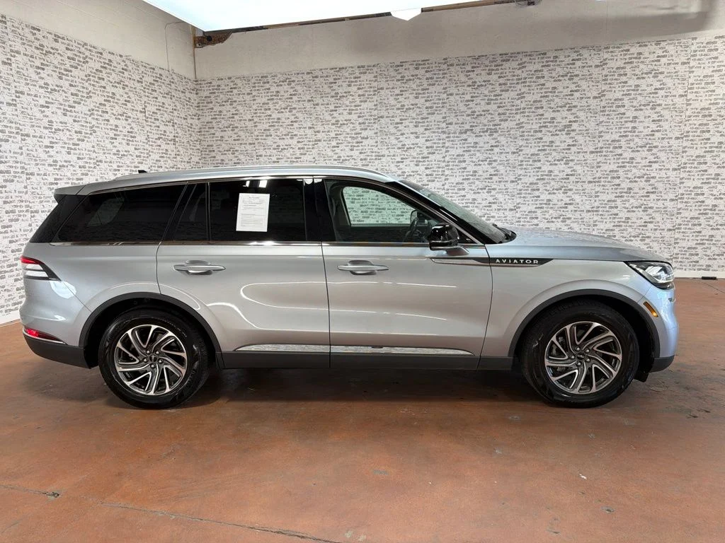 Used 2022 Silver Radiance Metallic Clearcoat Lincoln Standard image 8