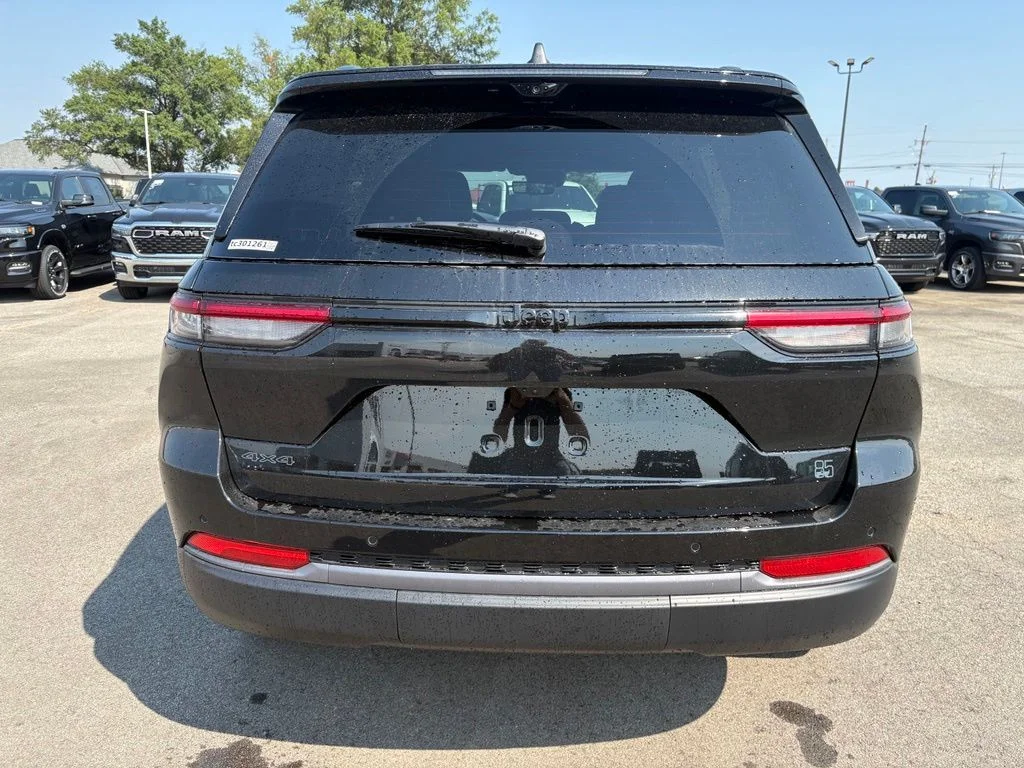 New 2026 Diamond Black Crystal Pearl-Coat Exterior Paint Jeep  image 6