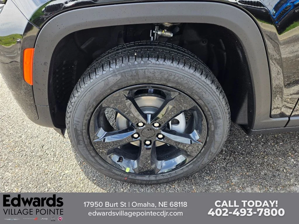 New 2026 Diamond Black Crystal Pearlcoat Jeep Limited image 9