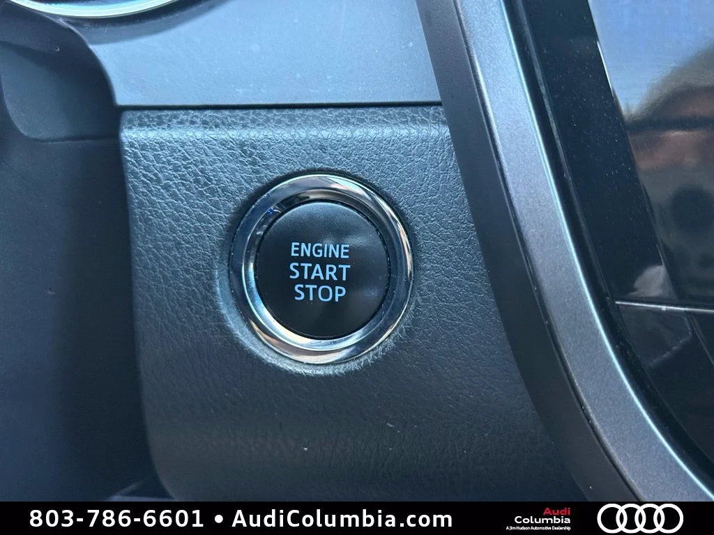 Used 2018 White Toyota SE image 27