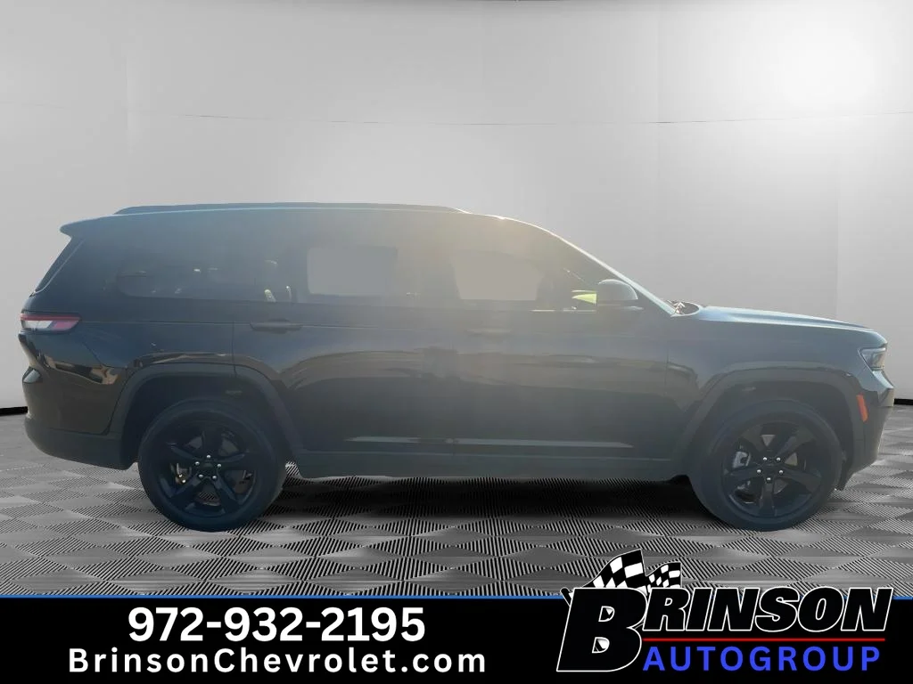 Used 2021 Diamond Black Crystal Pearlcoat Jeep Altitude image 4