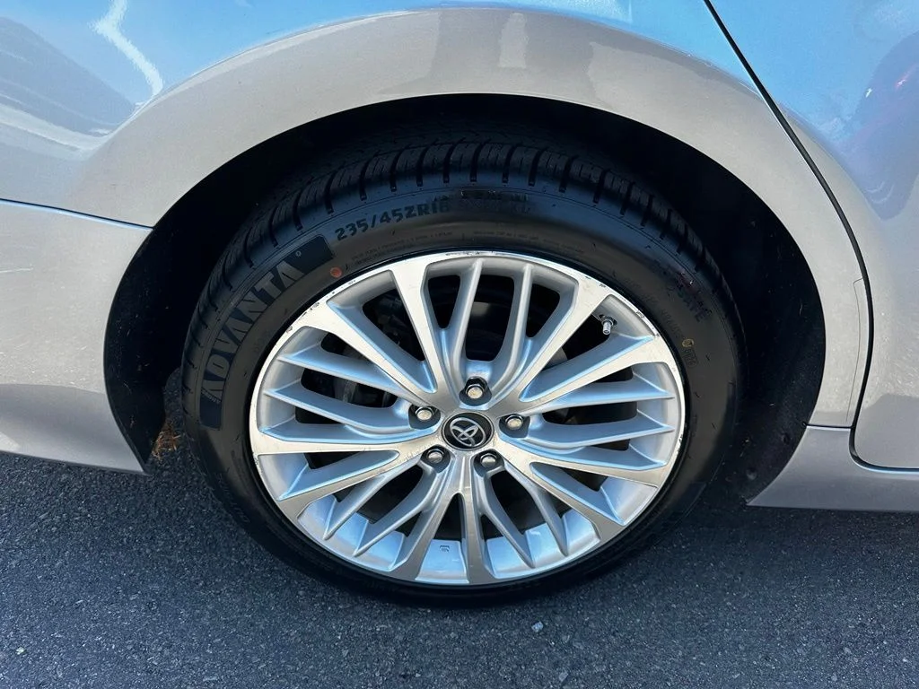Used 2019 Silver Toyota XLE image 12