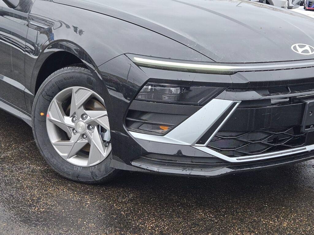New 2026 Black Hyundai SE image 3