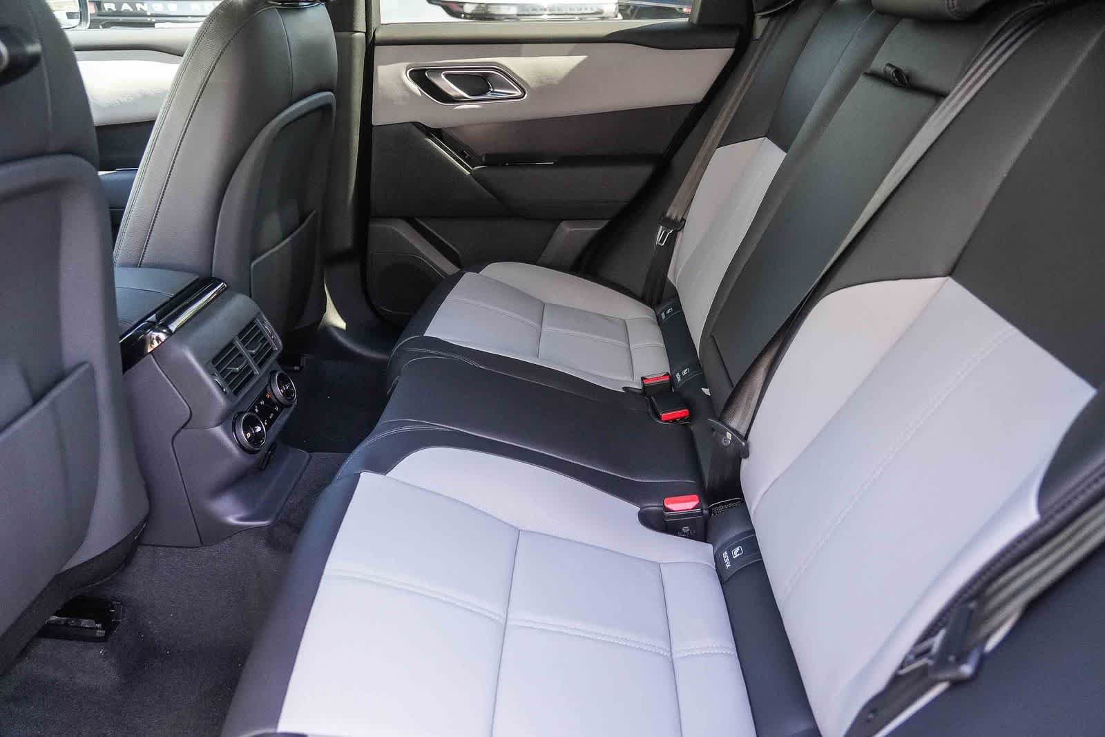 New 2026 Santorini Black Land Rover Dynamic SE image 18