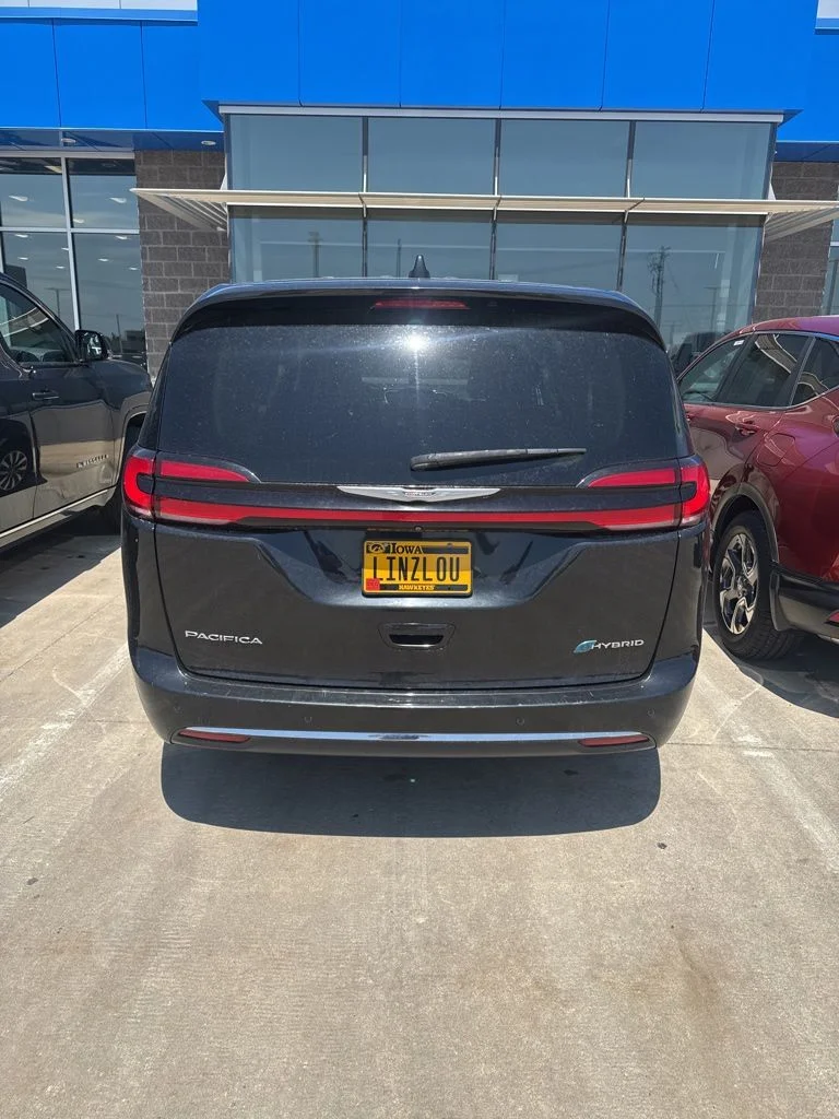 Used 2022 Black Chrysler Limited image 4