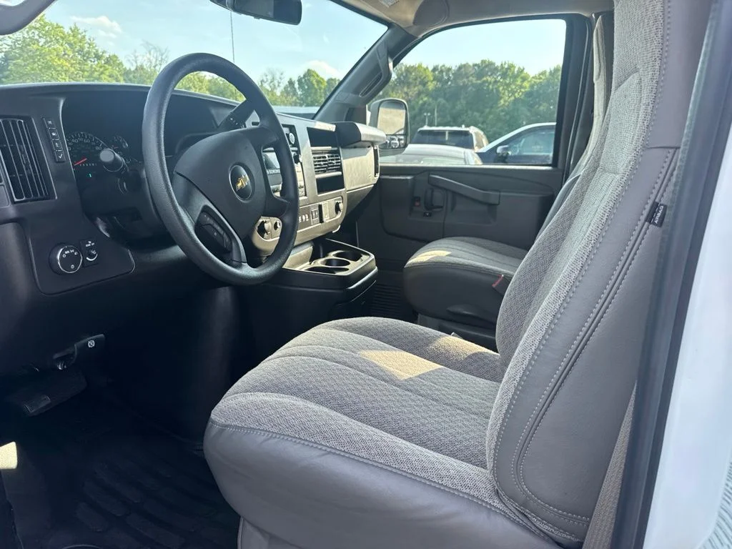 Used 2025 White Chevrolet LT image 3