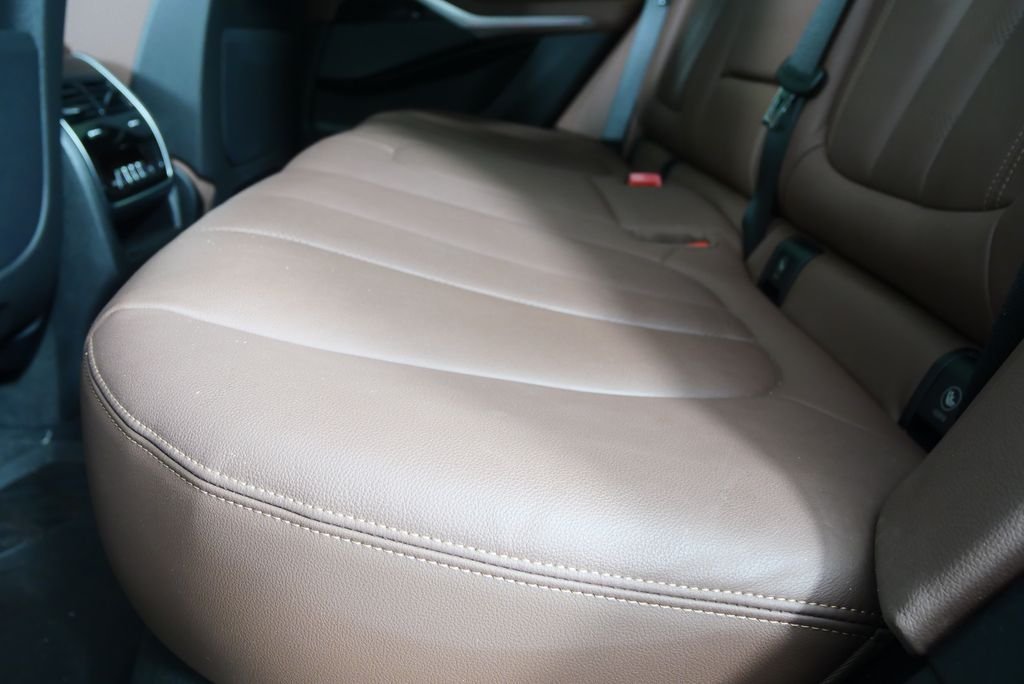 Used 2021 Mineral White Metallic BMW xDrive40i image 12