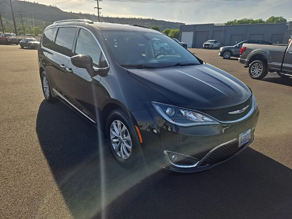 2019 Chrysler Pacifica Touring L's photo