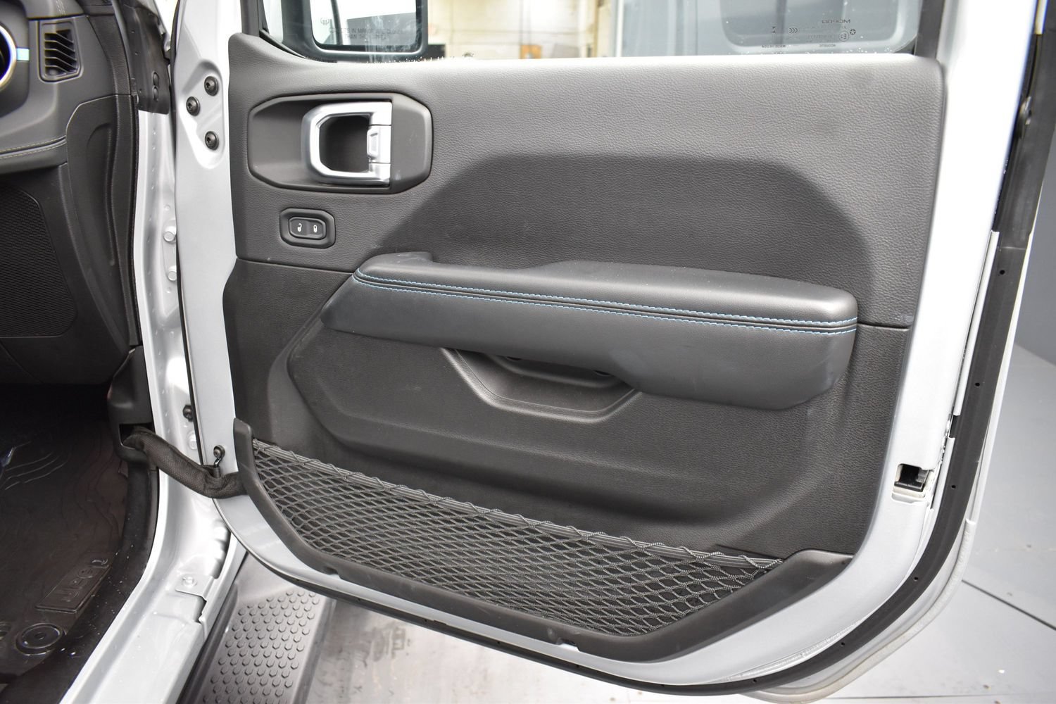 Used 2024 Silver Zynith Clearcoat Jeep High Altitude image 15