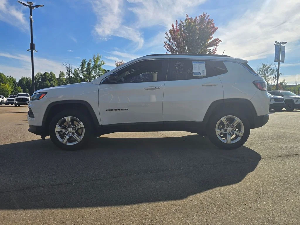 Used 2024 White Jeep Latitude image 4