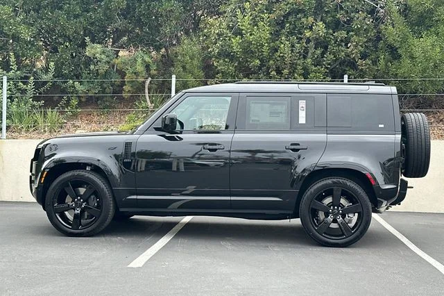 New 2026 Santorini Black Land Rover X-Dynamic SE image 2