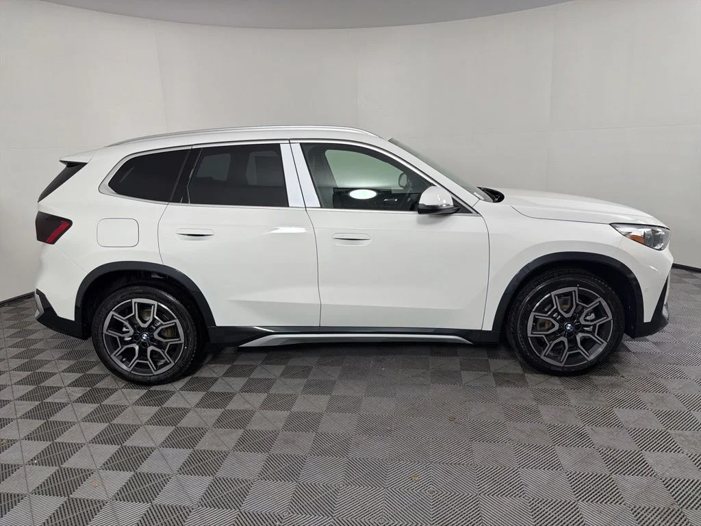 Used 2026 Alpine White BMW xDrive28i image 4