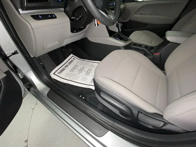 Used 2020 Silver Hyundai SE image 12