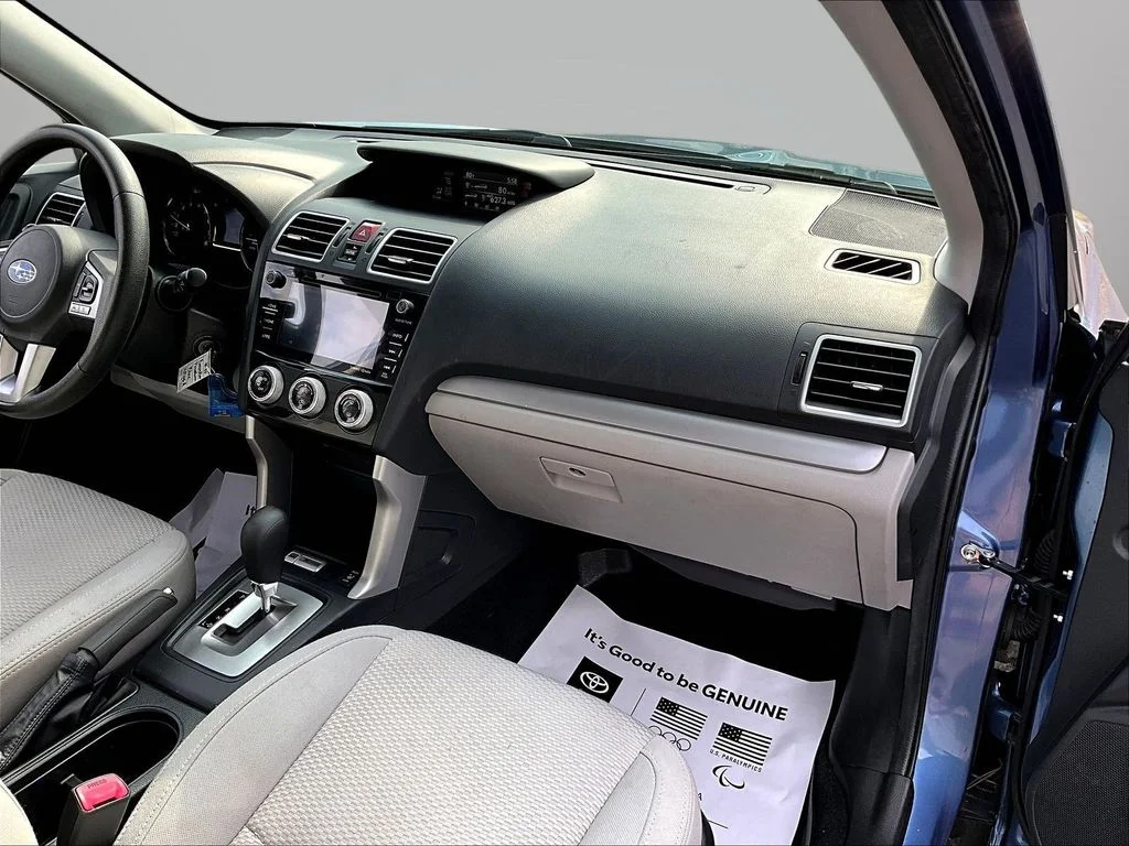 Used 2017 Quartz Blue Subaru 2.5i Premium image 27