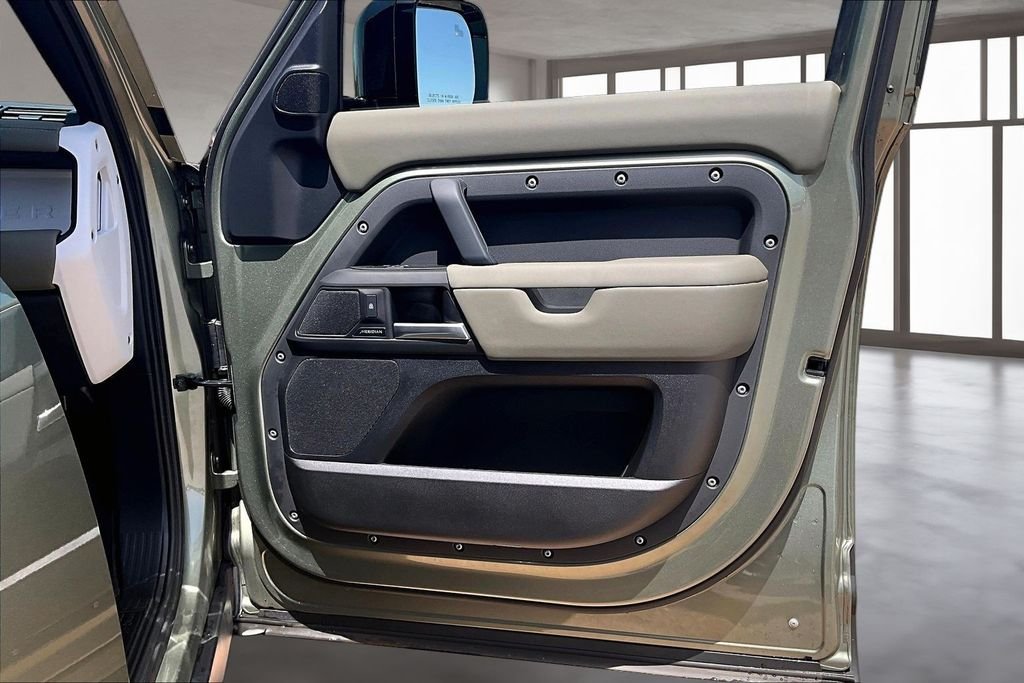 Used 2025 Green Land Rover S image 18