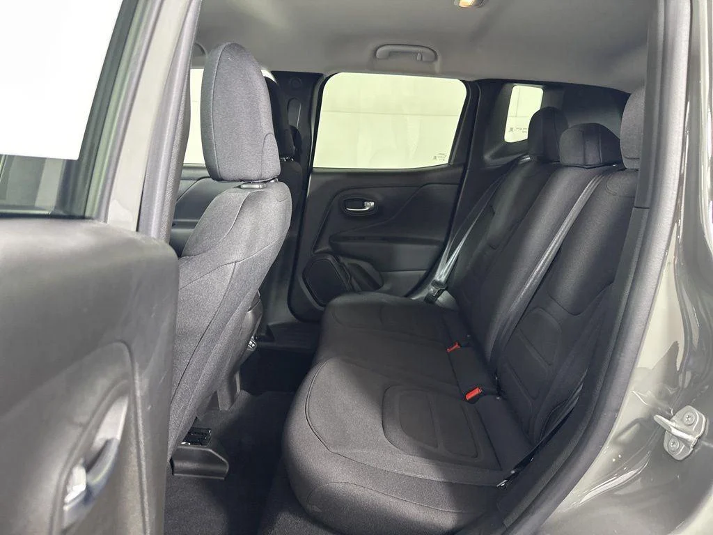 Used 2022 Sting-Gray Clearcoat Jeep Latitude image 30