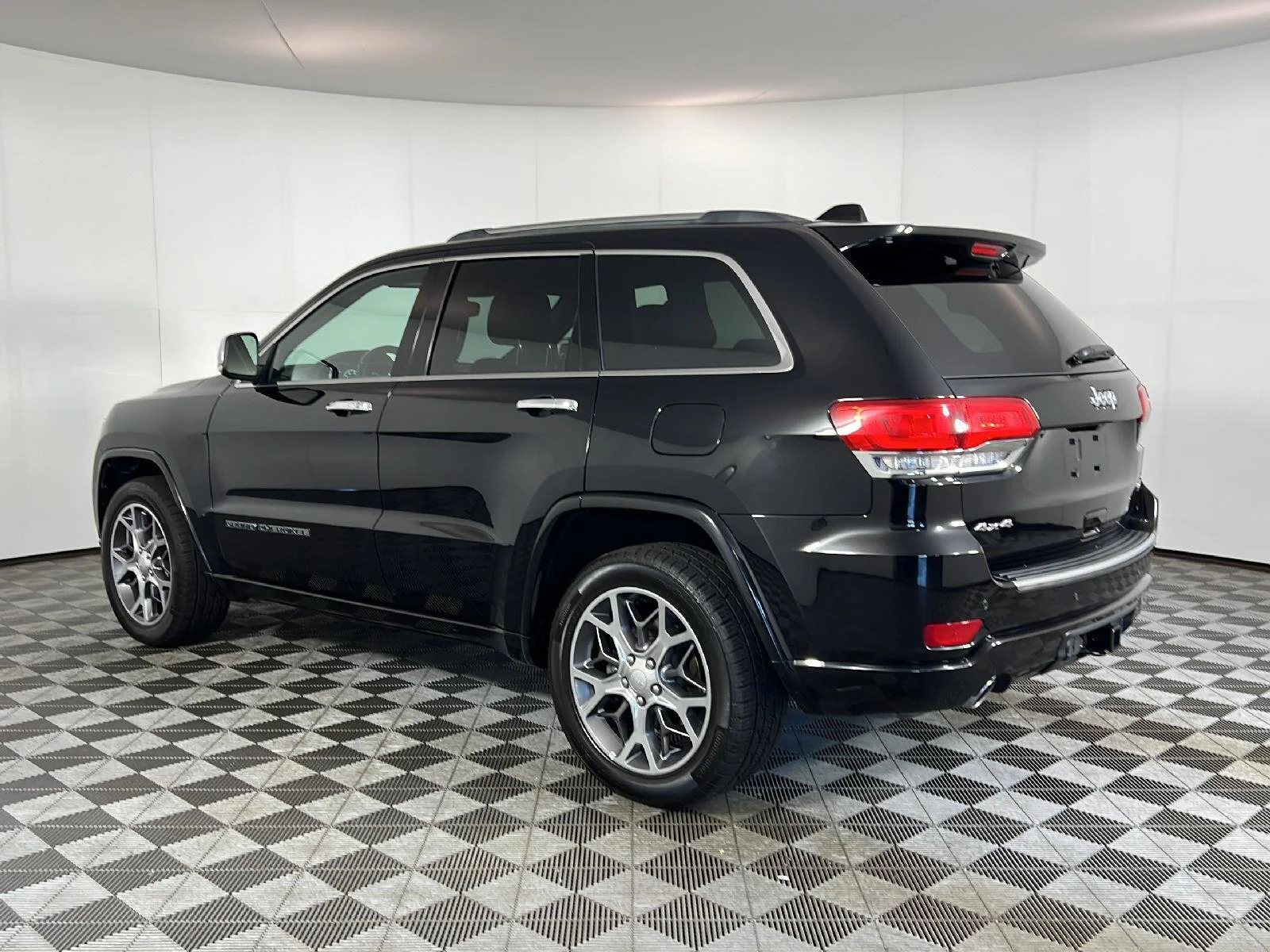Used 2020 Diamond Black Crystal Pearlcoat Jeep Overland image 9