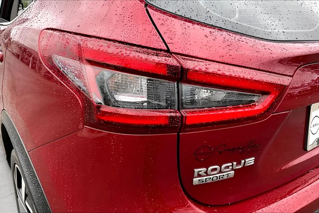 Used 2022 Red Nissan SL image 26