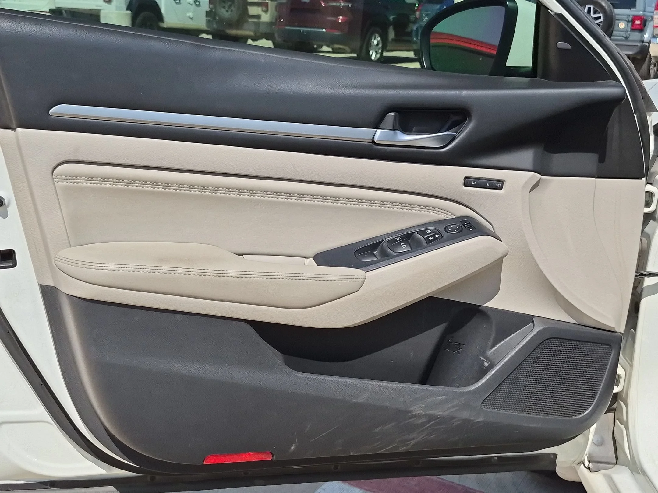 Used 2019 White Nissan 2.5 Platinum image 11