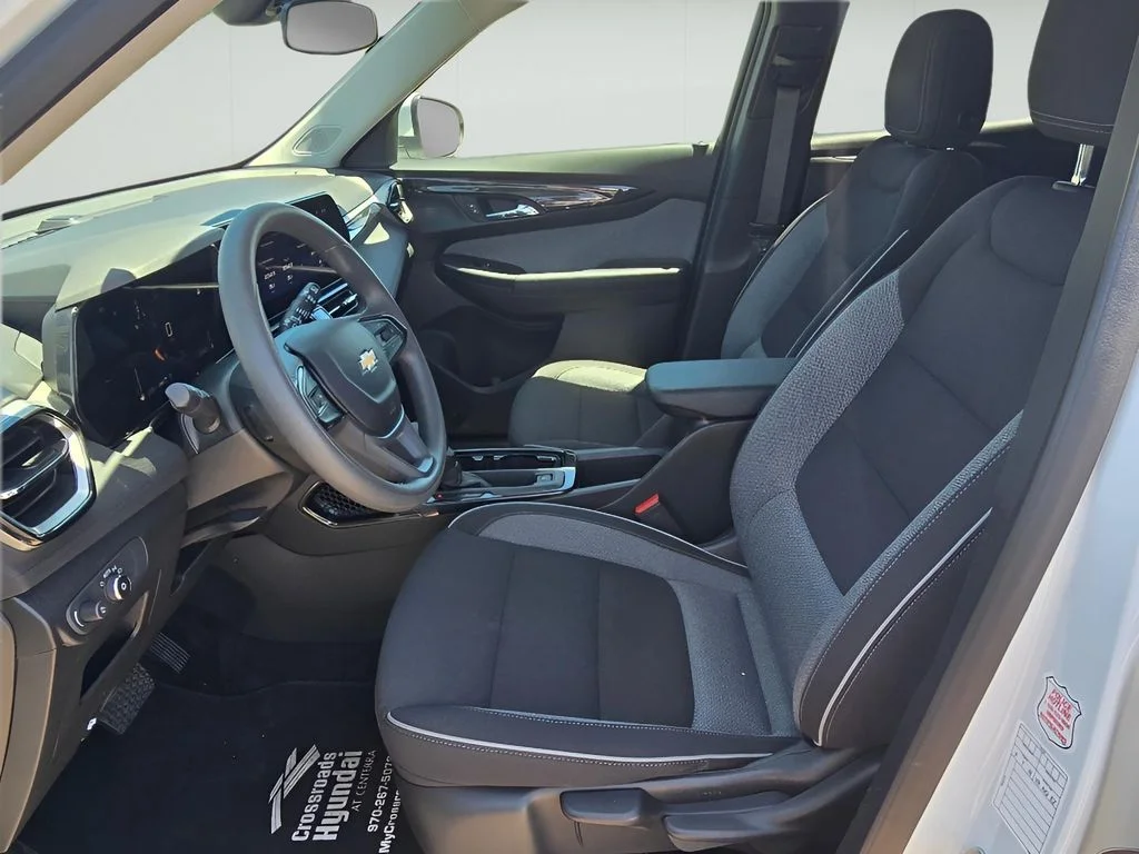 Used 2025 Summit White Chevrolet LT image 27