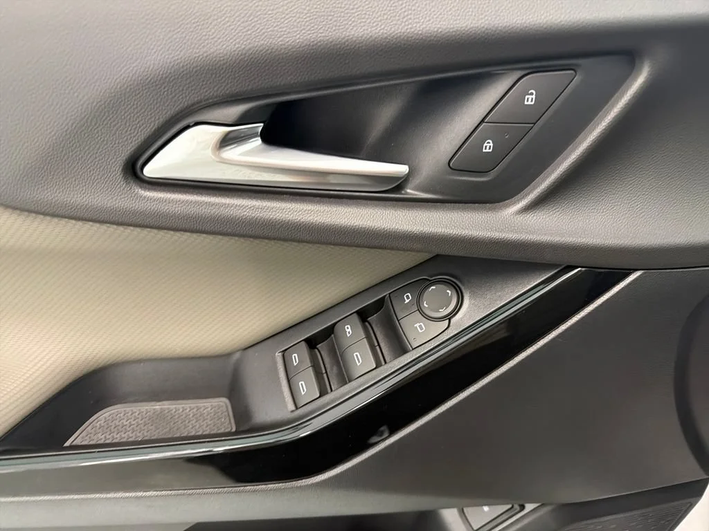 New 2027 Summit White Chevrolet LT image 16
