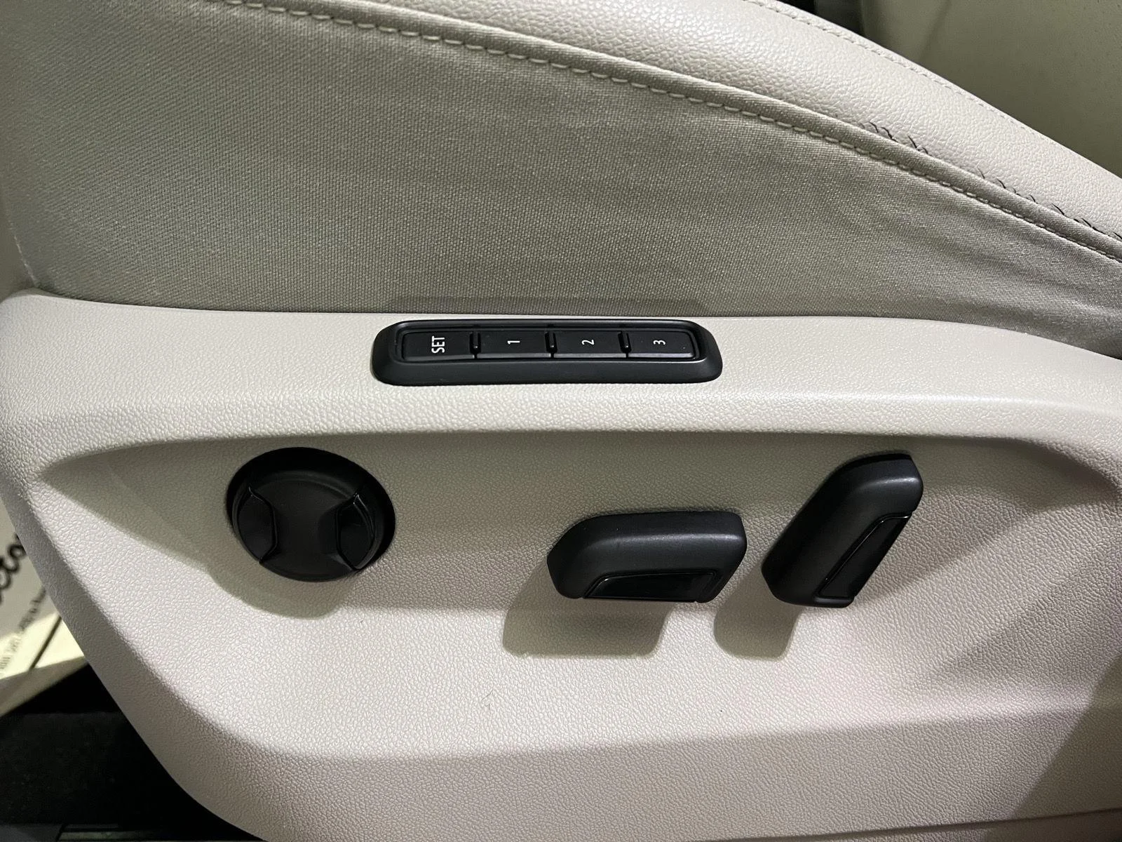 Used 2019 Pure White Volkswagen 3.6L V6 SEL image 16