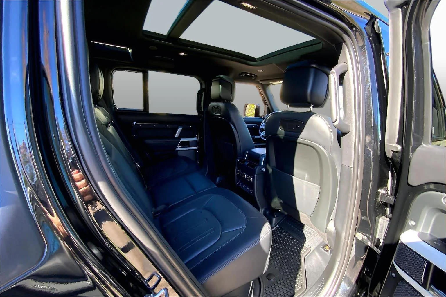 Used 2022 BLACK Land Rover X-Dynamic HSE image 18