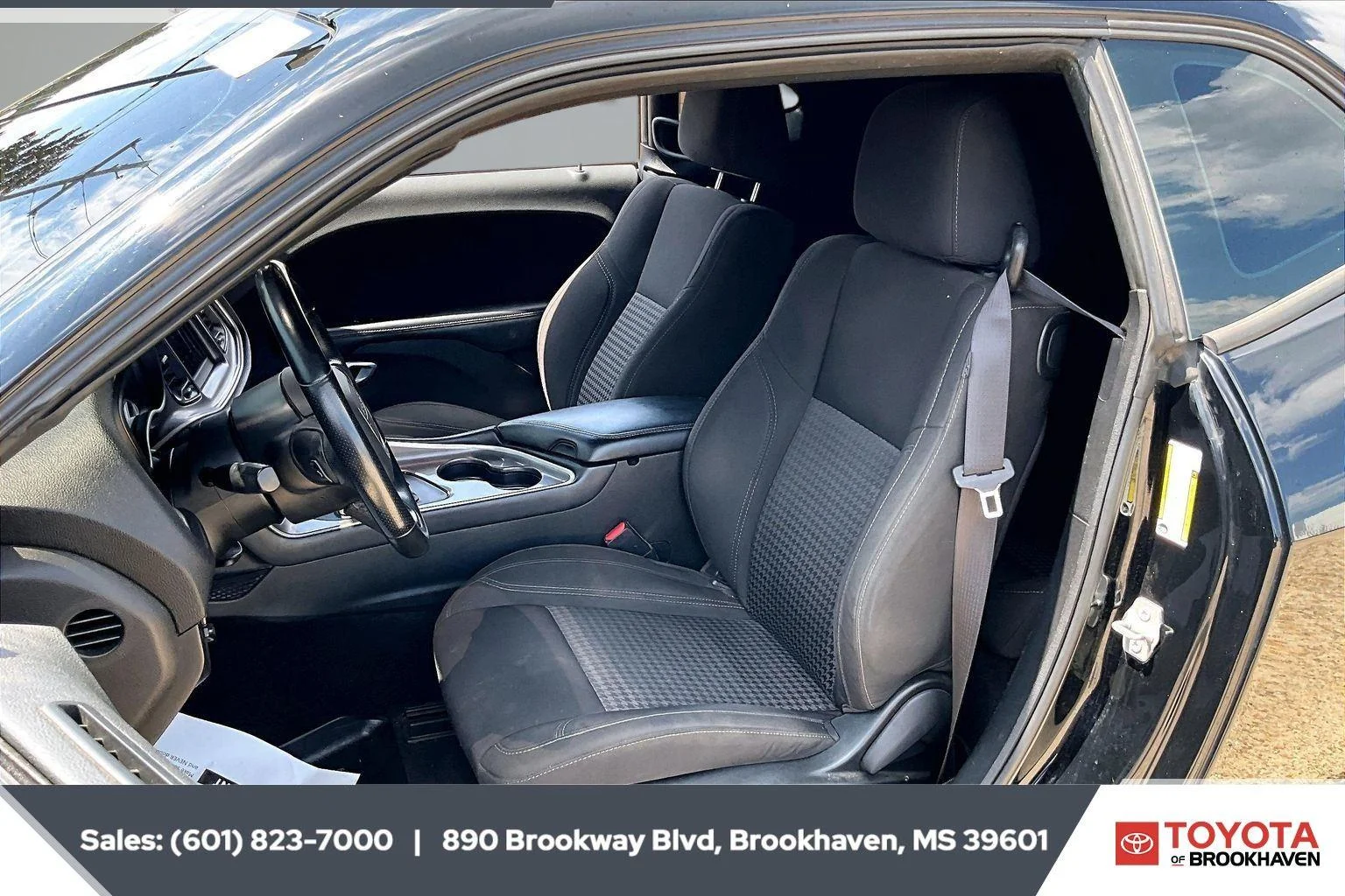 Used 2022 Pitch Black Clearcoat Dodge SXT image 18