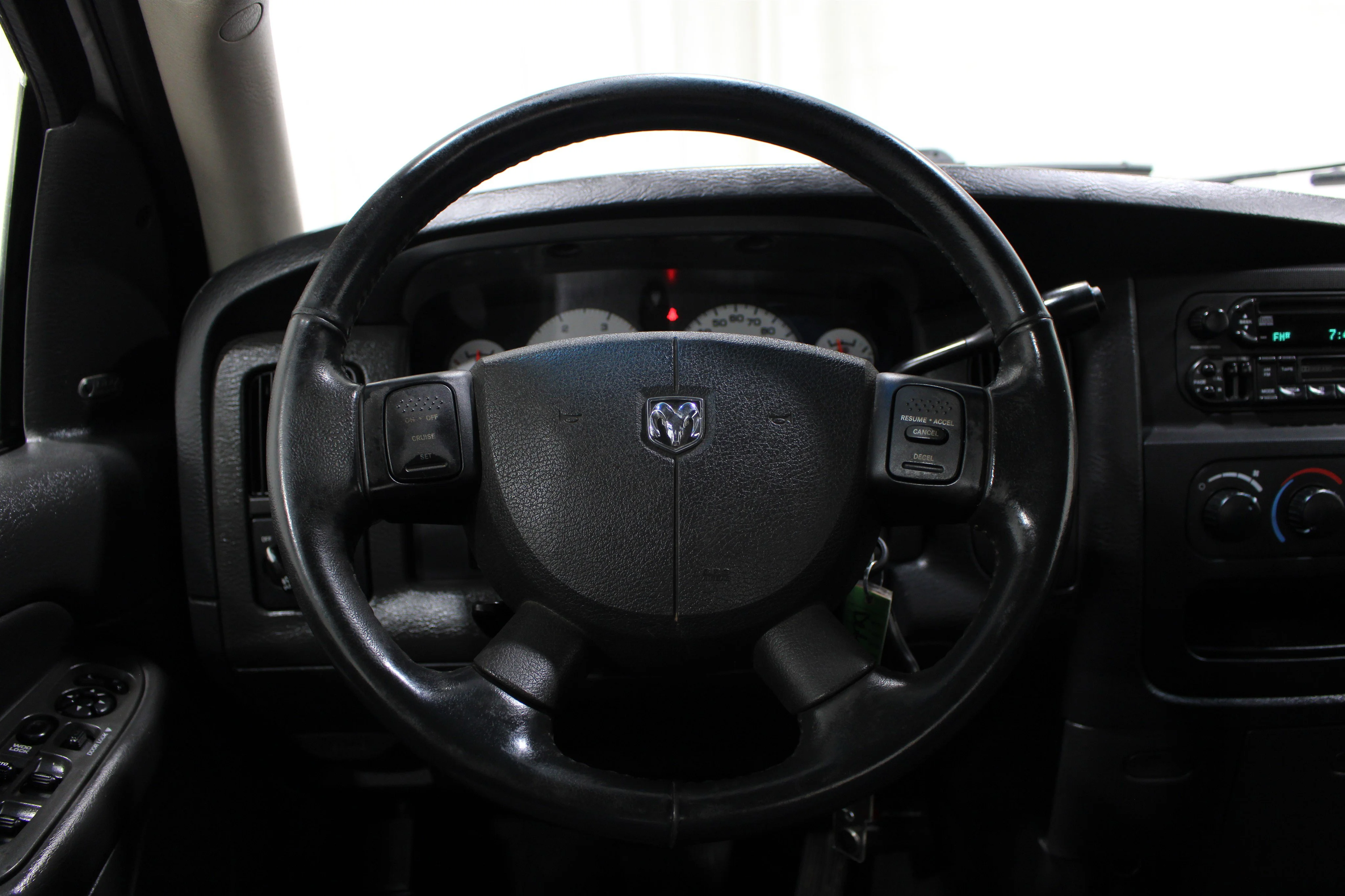 Used 2005 Bright White Dodge SLT image 9