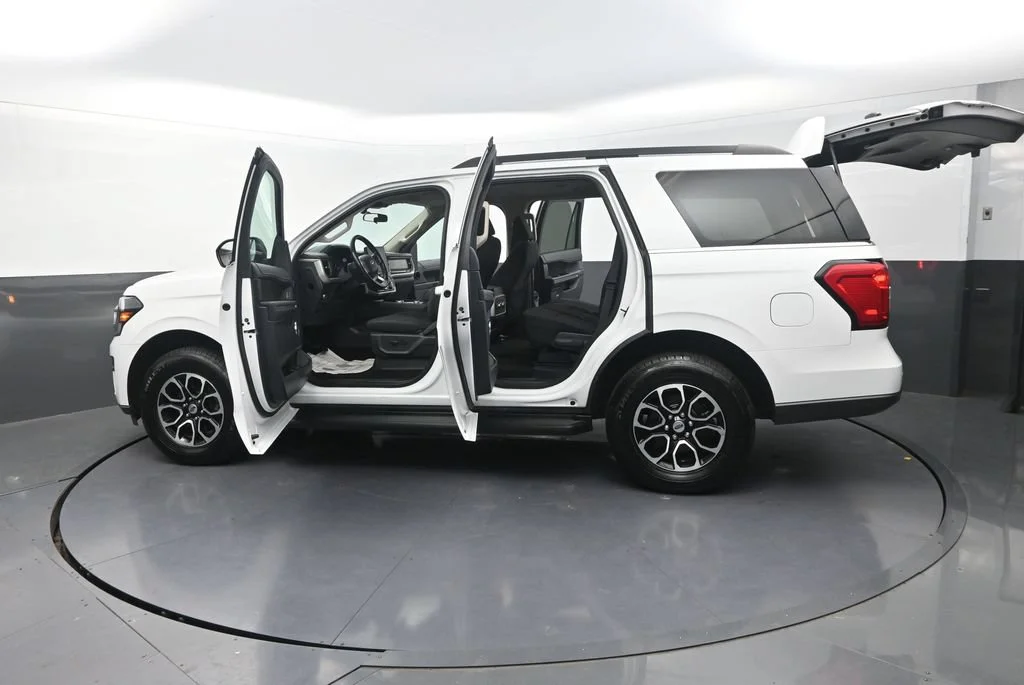 Used 2022 White Ford XL image 34