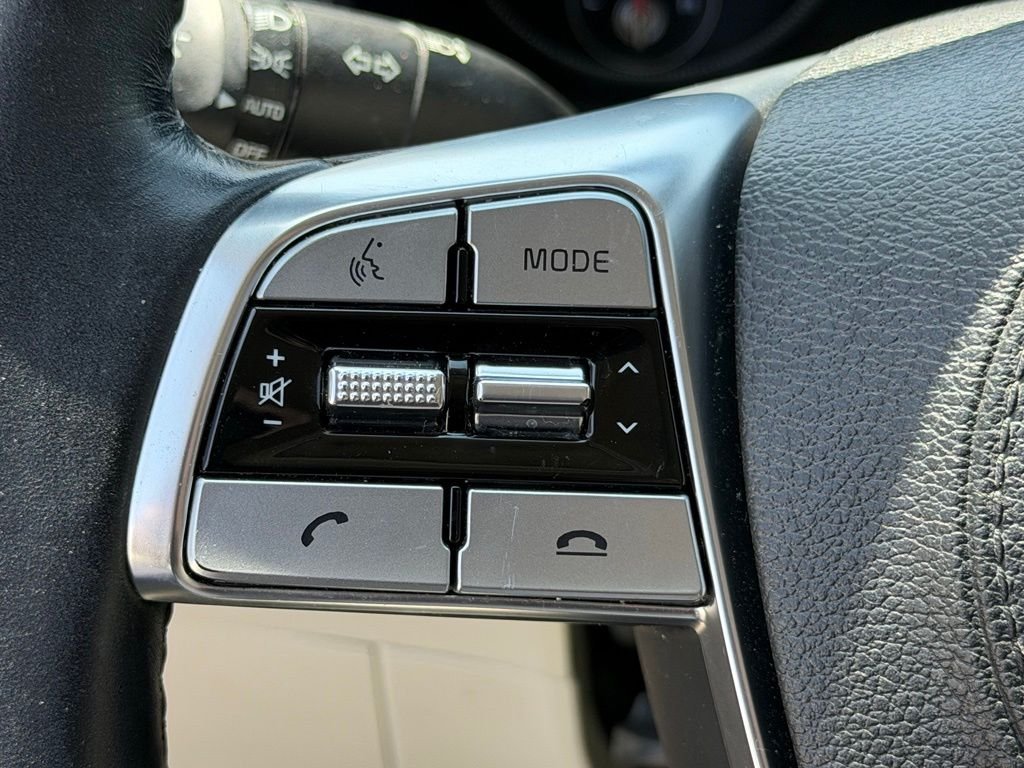 Used 2021 White Kia S image 15