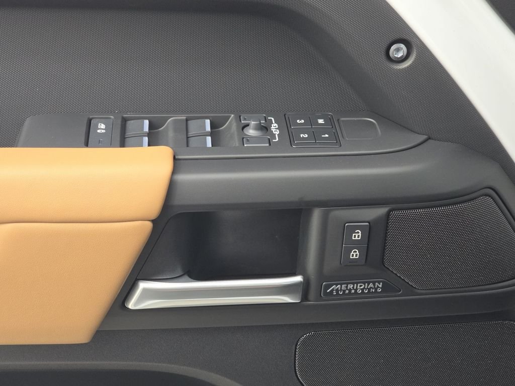 New 2026 Fuji White Land Rover X-Dynamic SE image 28