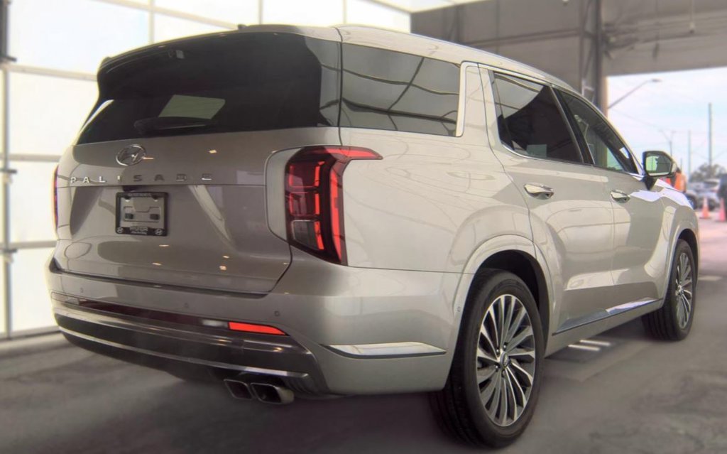 Used 2025 Silver Hyundai Calligraphy image 3