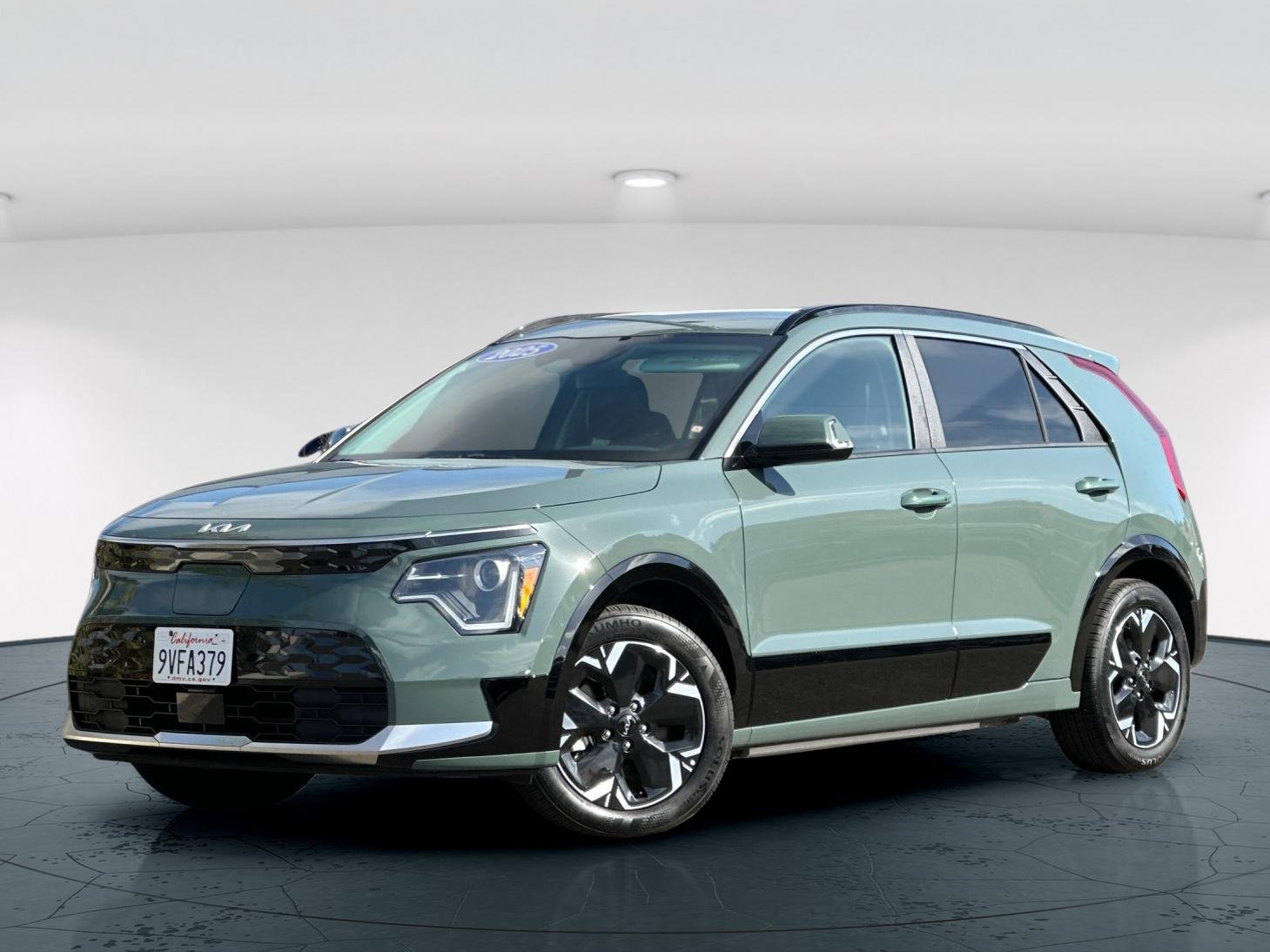 Used 2025 Green Kia Wind 4D Sport Utility image 2