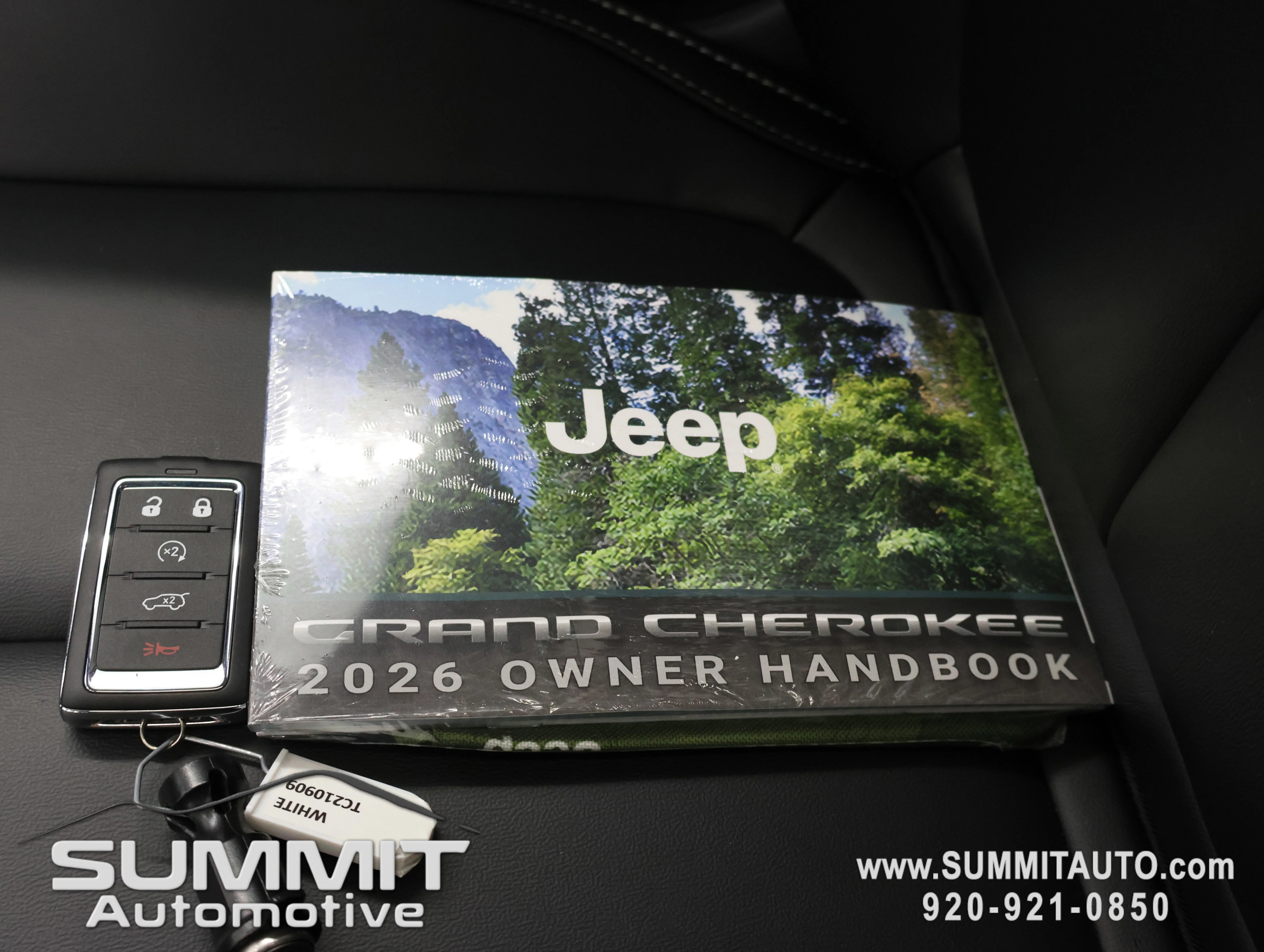 New 2026 Bright White Clear-Coat Exterior Paint Jeep Limited image 70