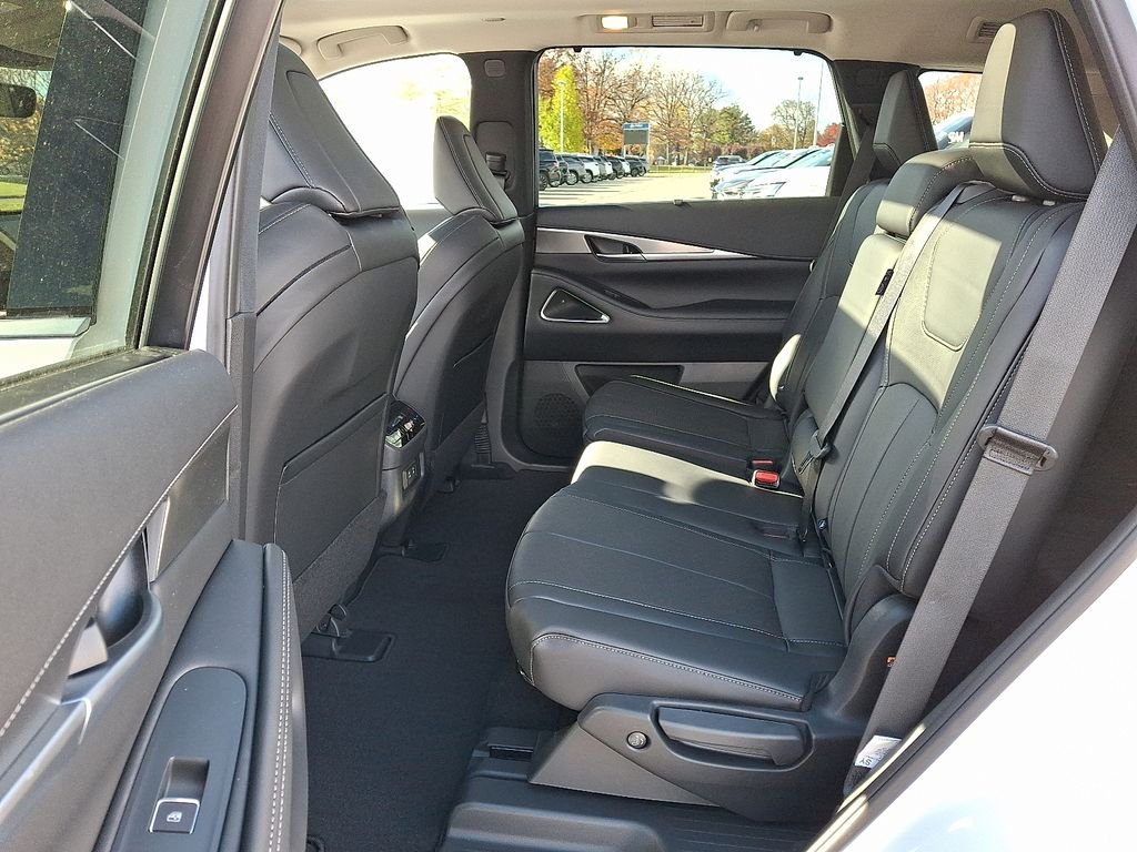 New 2026 RADIANT WHITE INFINITI Luxe AWD image 6