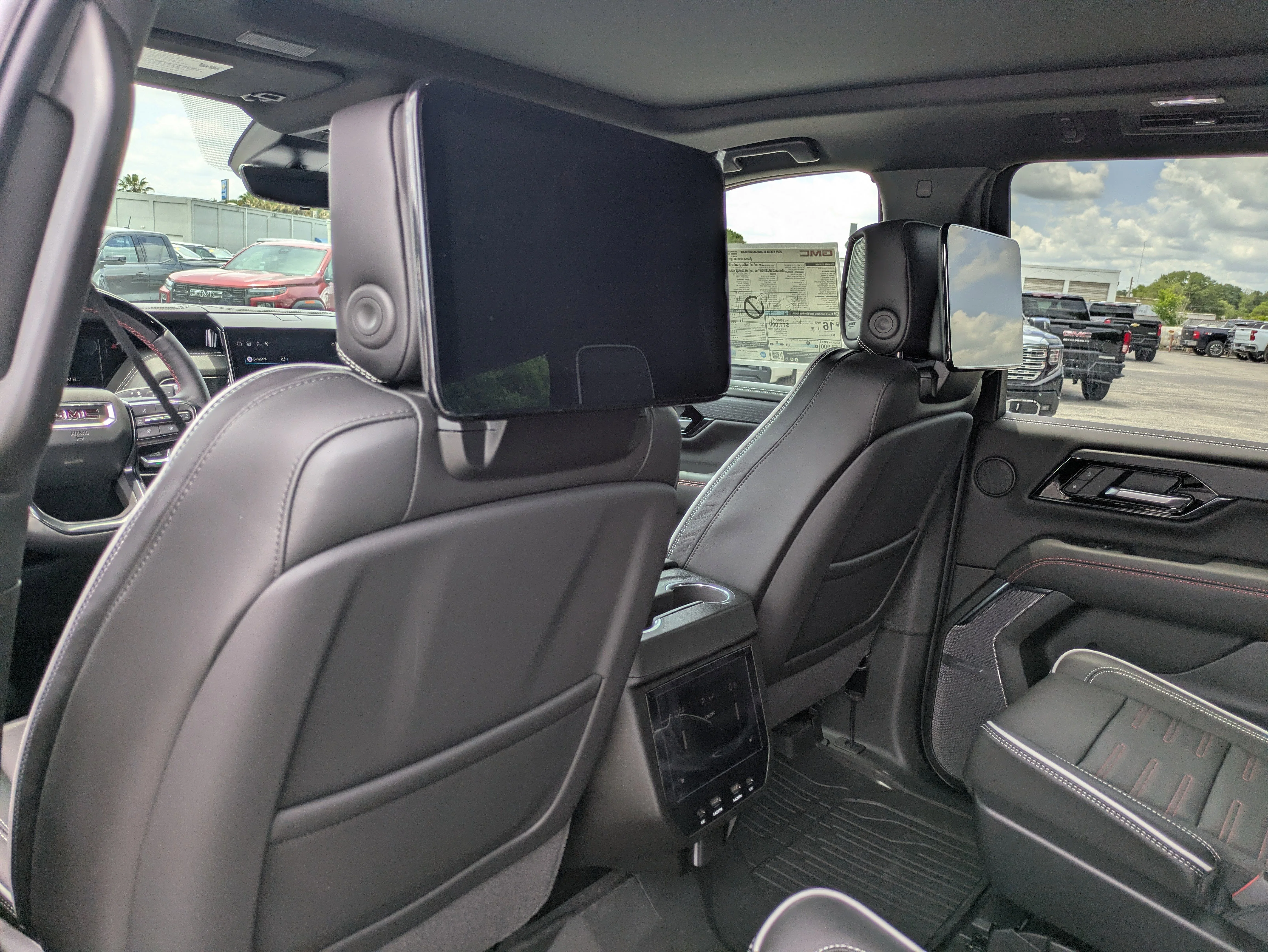 2026 GMC Yukon XL AT4 Ultimate - Photo 17