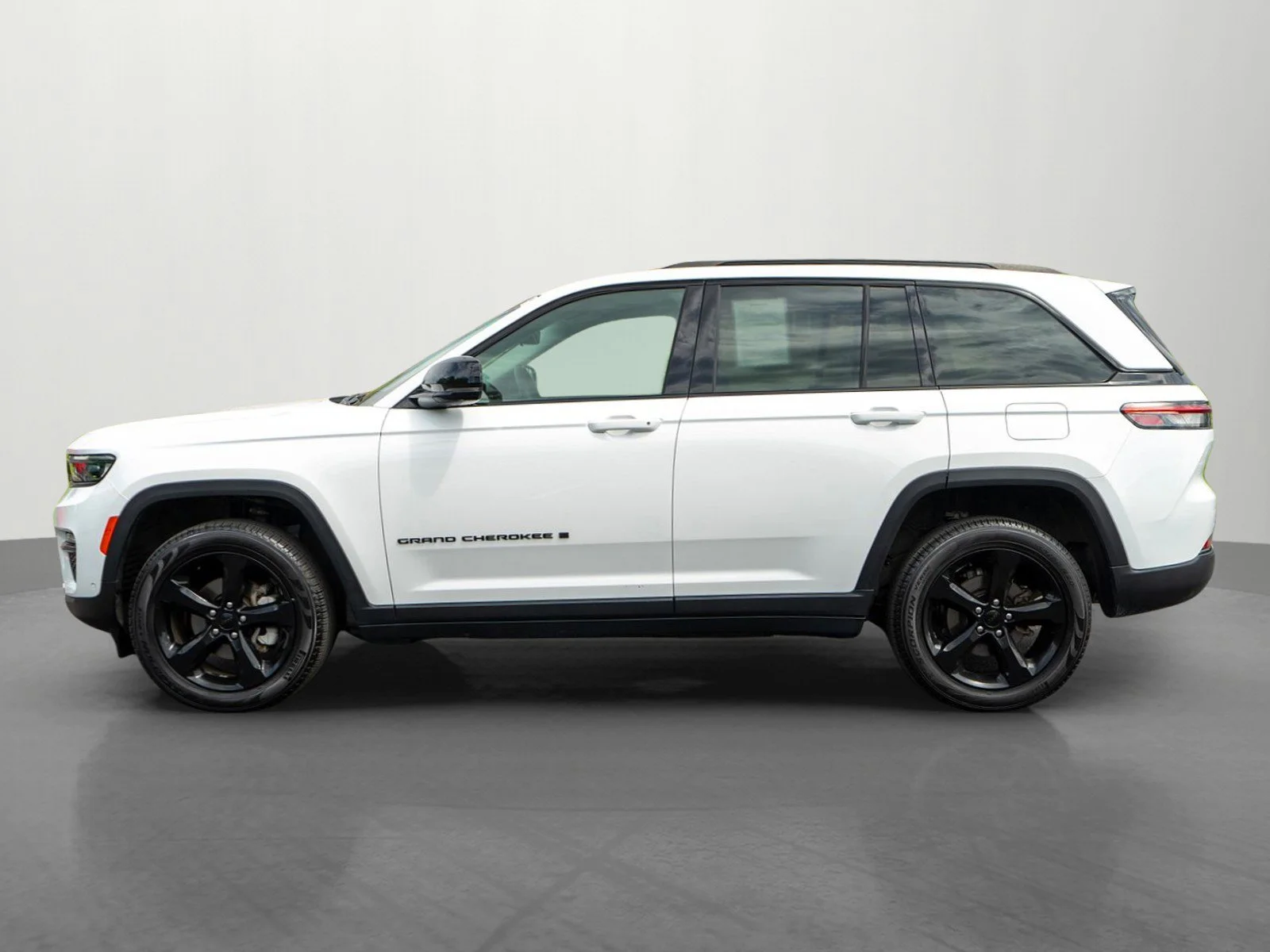 Used 2023 Bright White Clearcoat Jeep Limited image 4