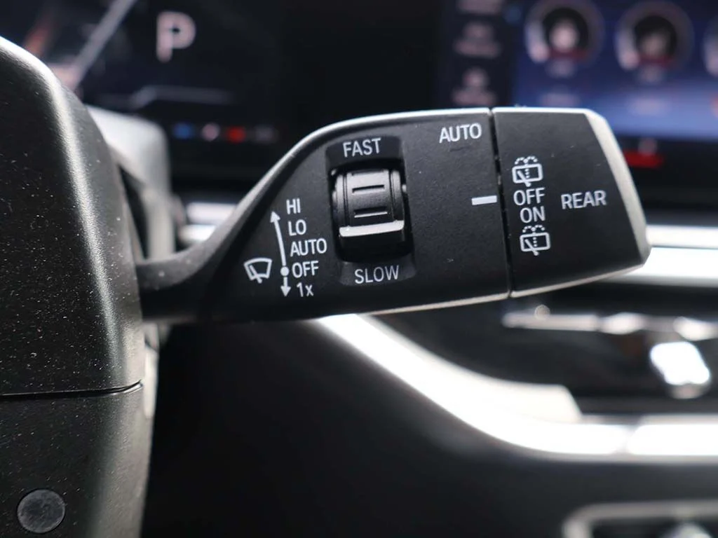 Used 2023 White BMW M60i image 54
