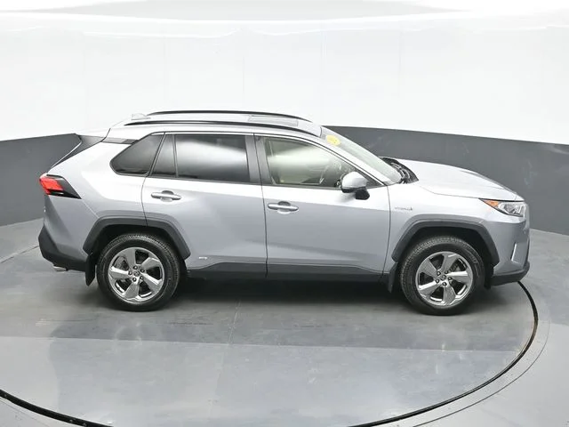 Used 2021 Silver Toyota XLE Premium image 16