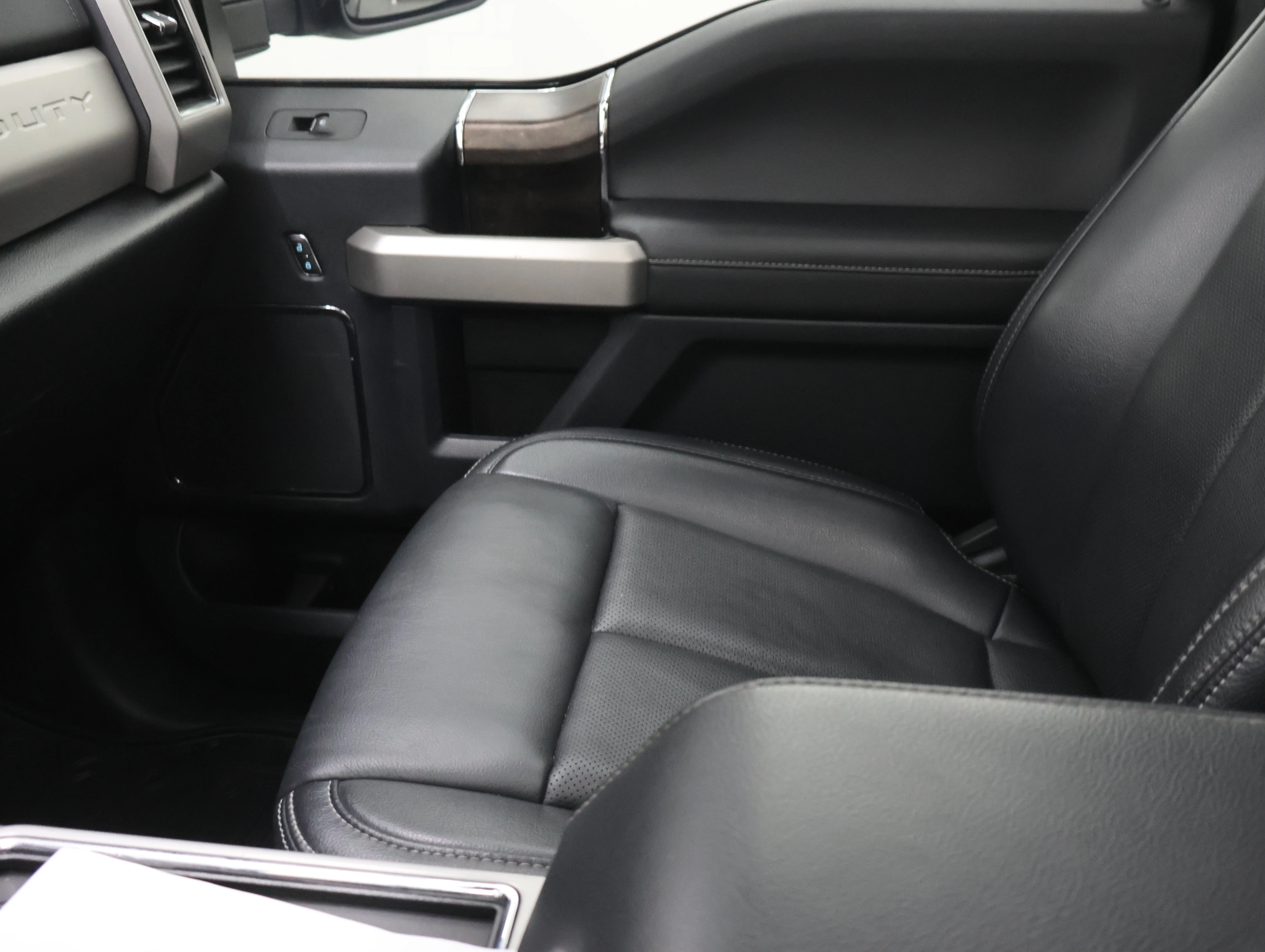 Used 2022 Agate Black Metallic Ford Lariat image 14