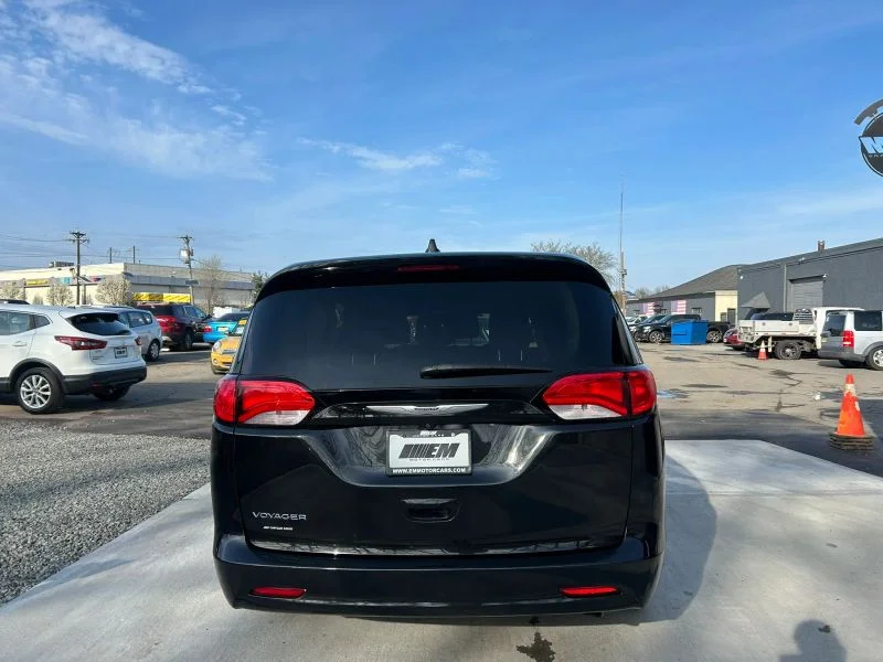 Used 2021 Black Chrysler L Minivan 4D image 10