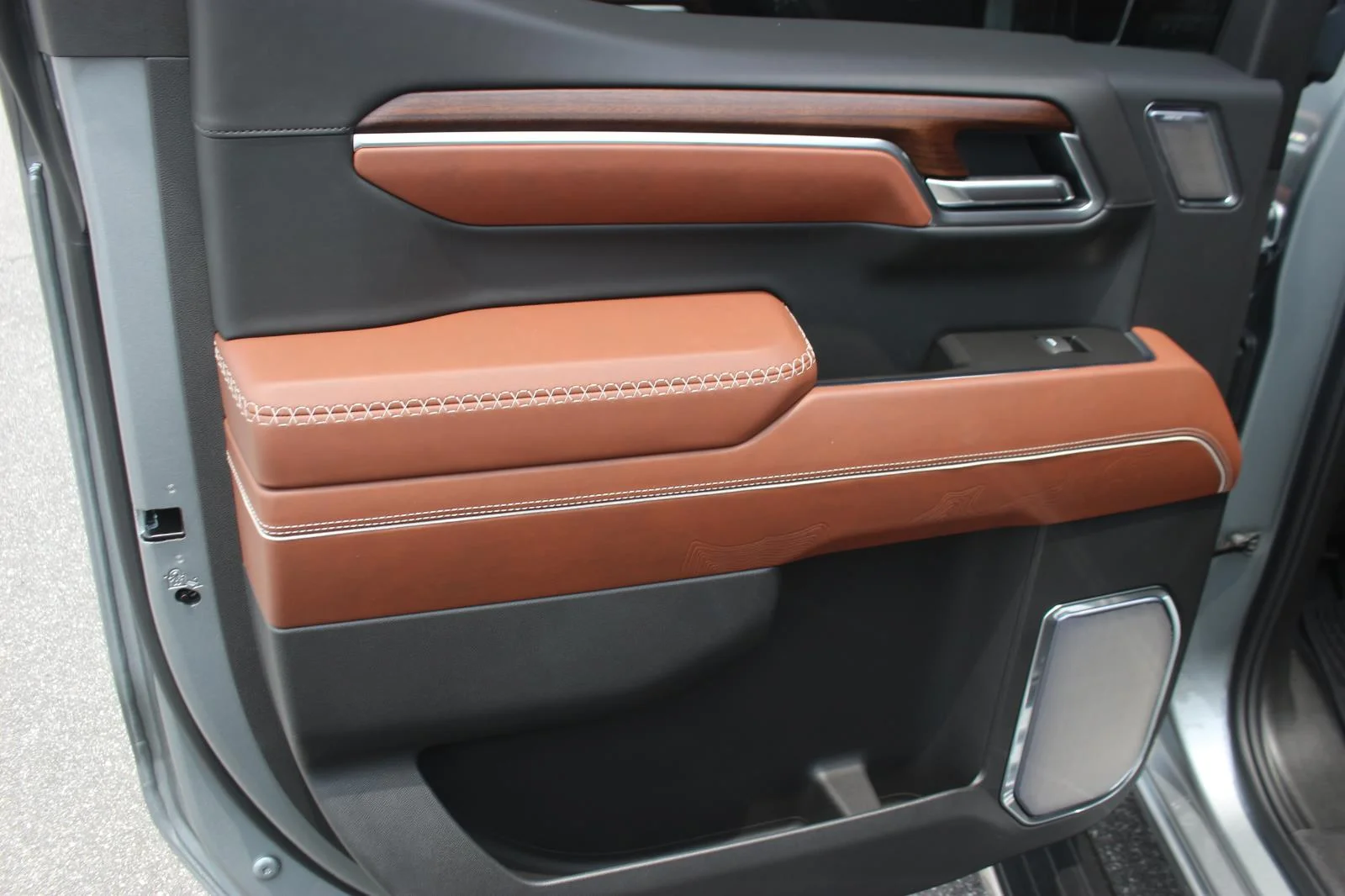 Used 2025 Sterling Metallic GMC Denali Ultimate image 21